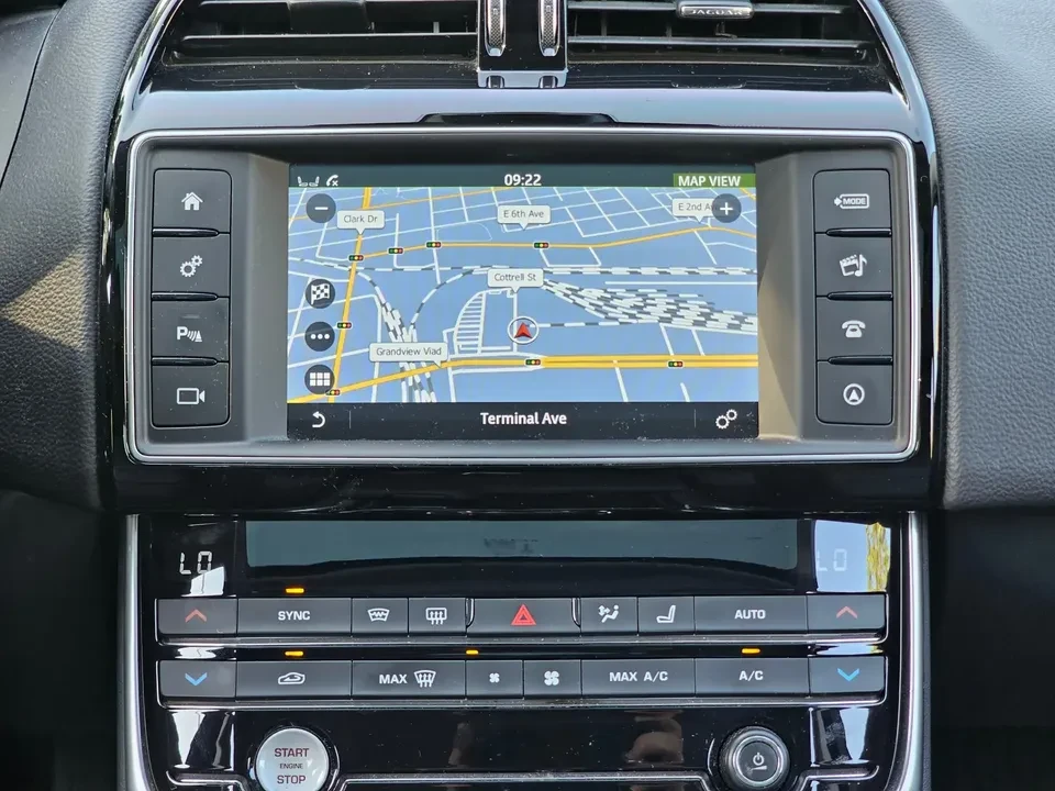2018 Jaguar XE - Image 10 of 16