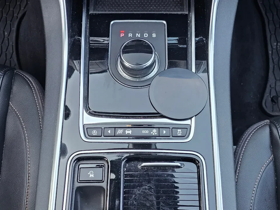 2018 Jaguar XE - Image 13 of 16