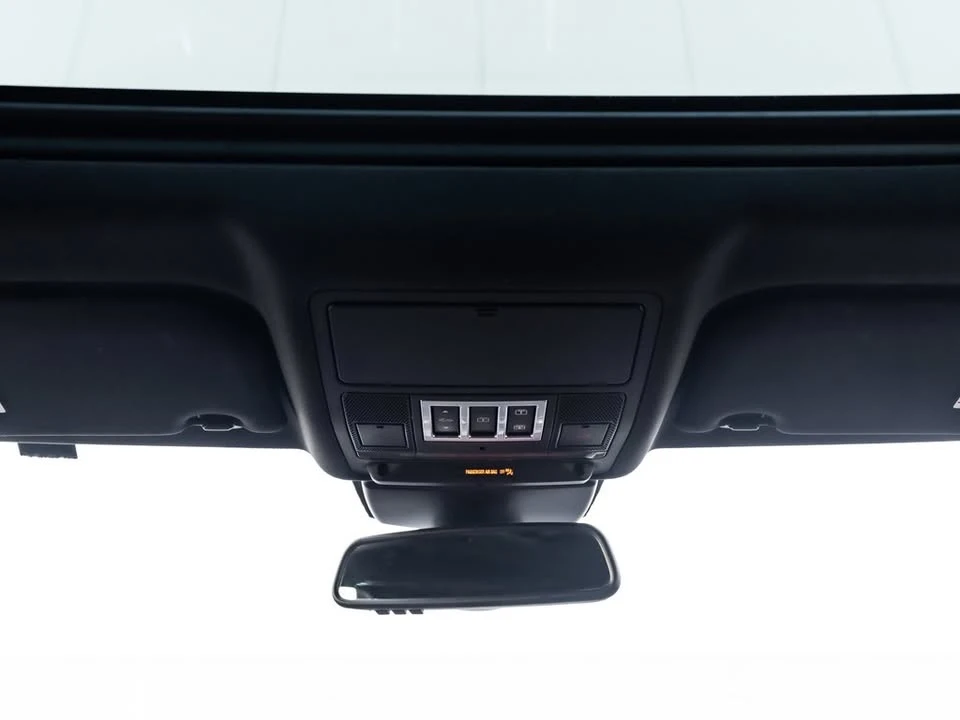 2018 Jaguar XE - Image 16 of 20