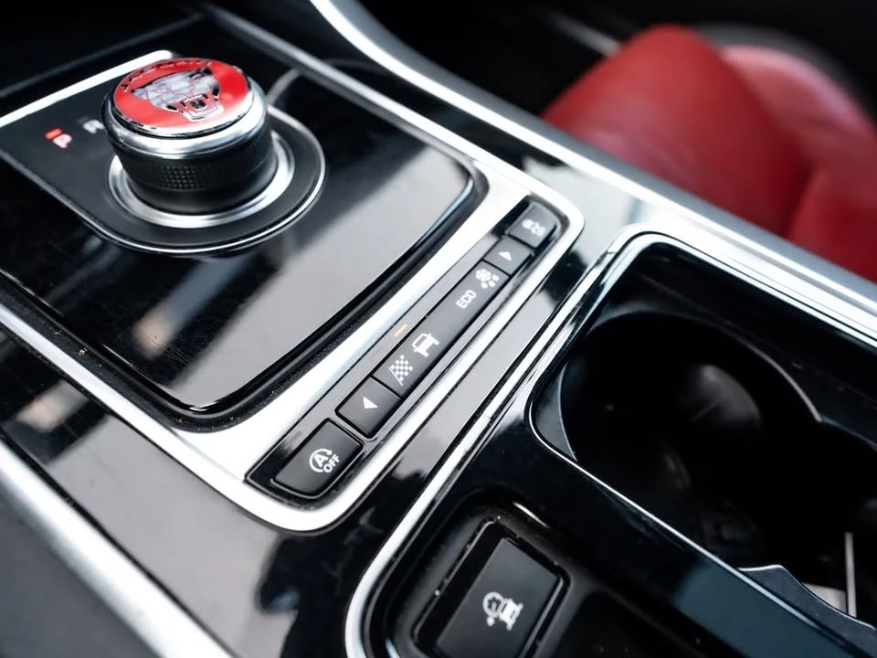 2018 Jaguar XE - Image 15 of 20