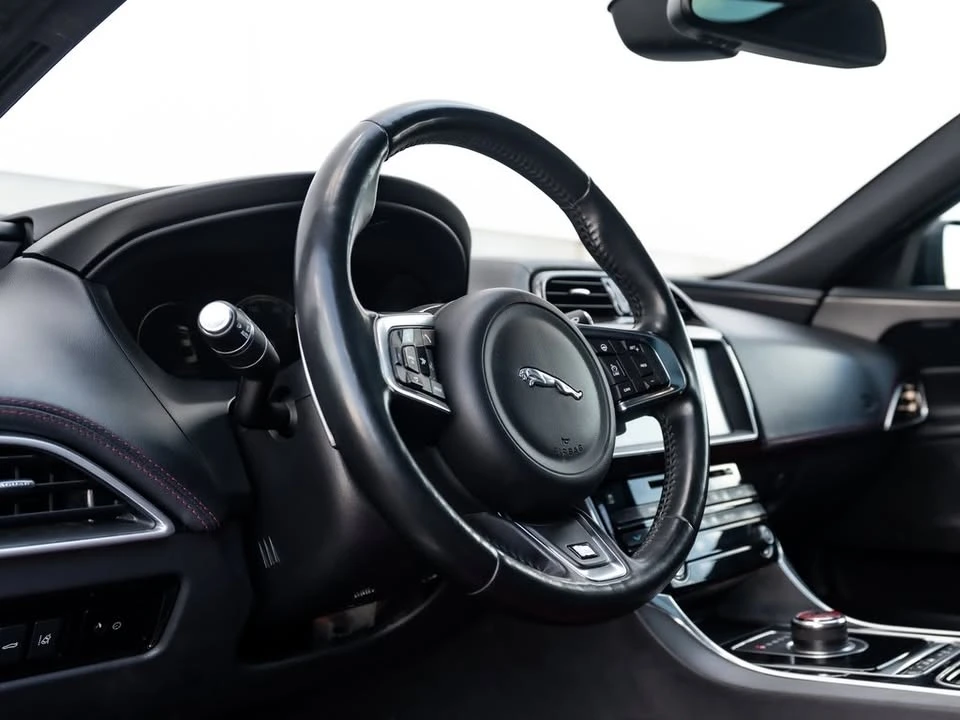2018 Jaguar XE - Image 9 of 20