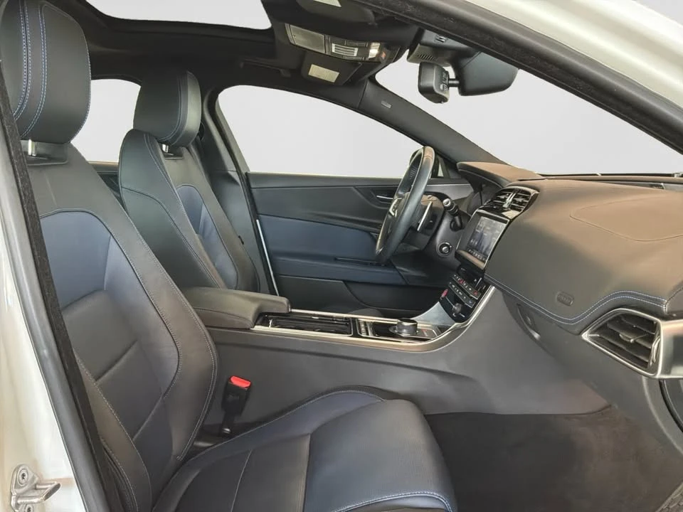 2018 Jaguar XE - Image 18 of 20