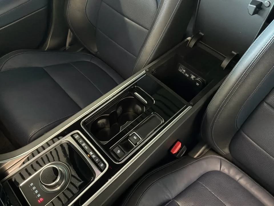 2018 Jaguar XE - Image 15 of 20