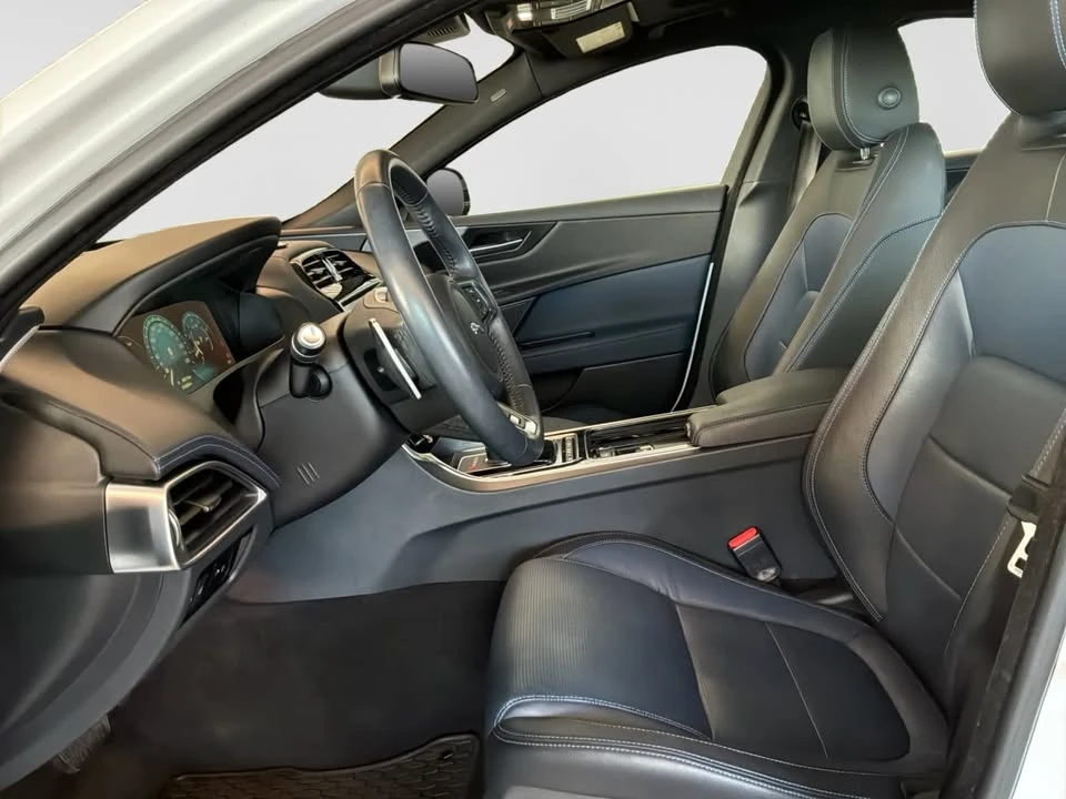 2018 Jaguar XE - Image 10 of 20