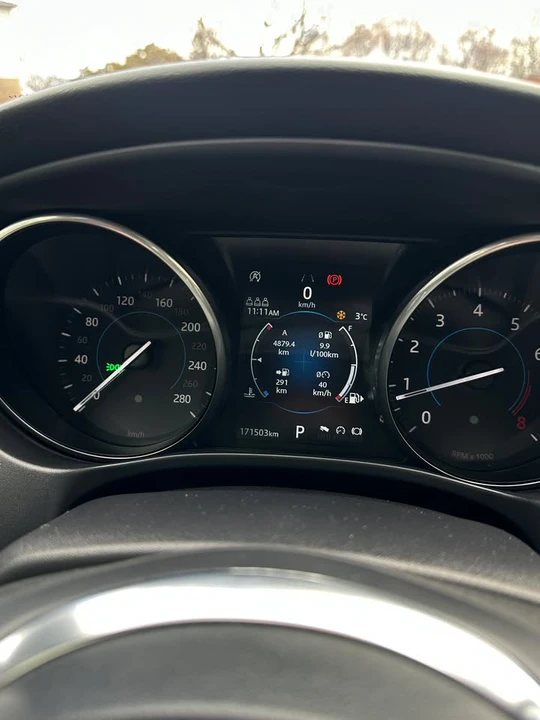 2018 Jaguar XE - Image 7 of 15