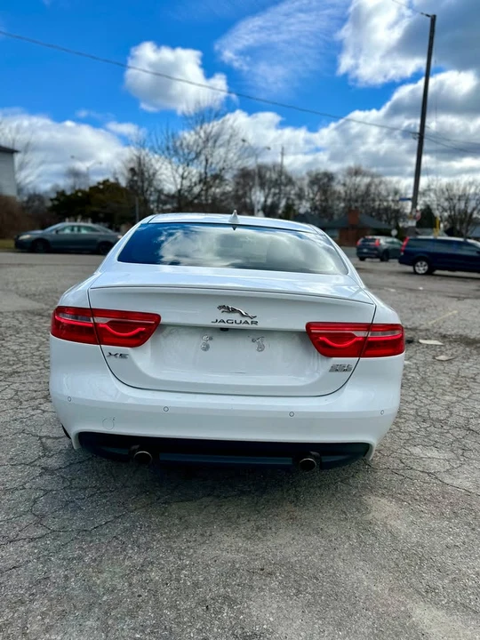2018 Jaguar XE - Image 14 of 15
