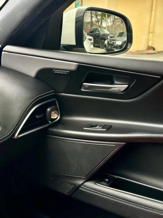 2018 Jaguar XE - Image 10 of 15