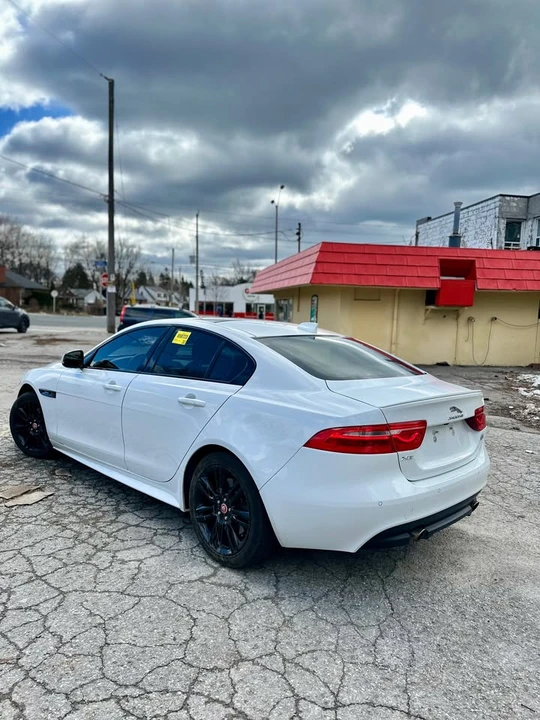 2018 Jaguar XE - Image 13 of 15