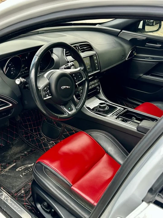 2018 Jaguar XE - Image 4 of 15