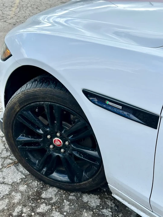 2018 Jaguar XE - Image 9 of 15