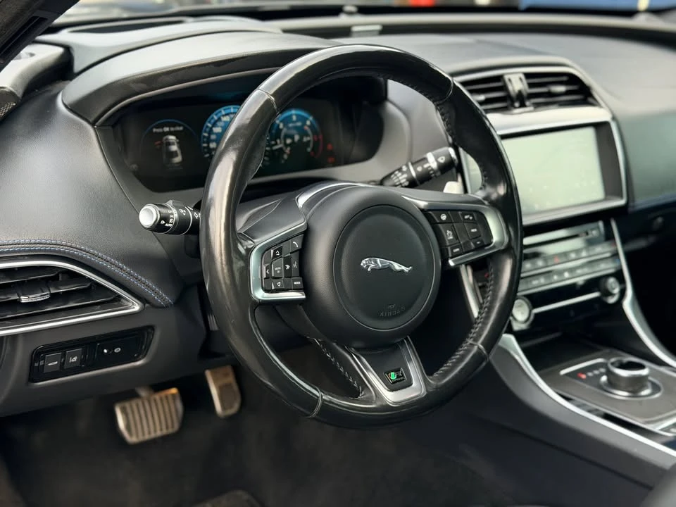 2018 Jaguar XE - Image 10 of 18