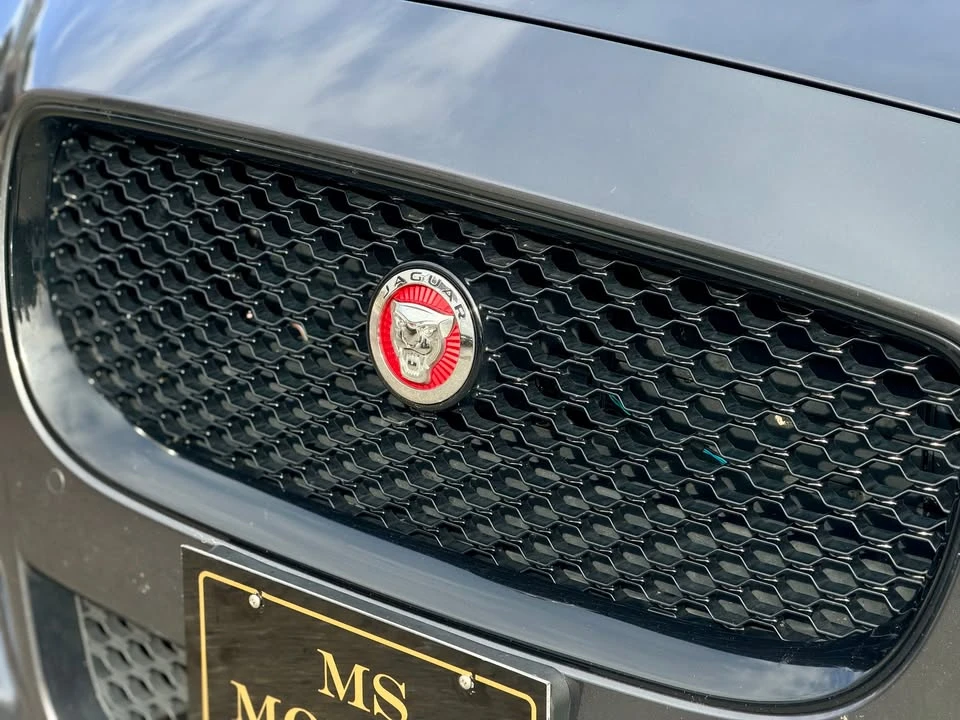 2018 Jaguar XE - Image 9 of 18
