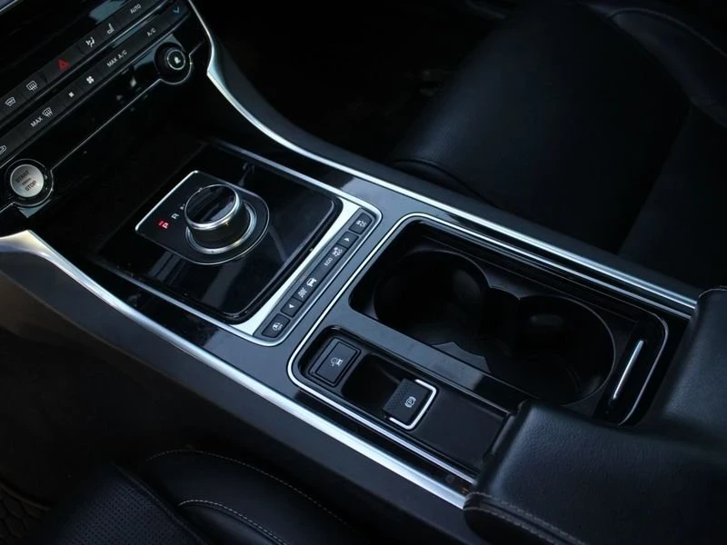 2018 Jaguar XE - Image 14 of 18