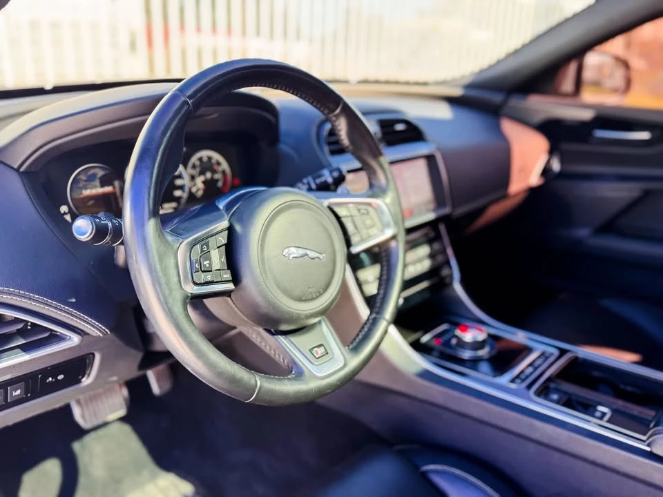 2018 Jaguar XE - Image 17 of 19