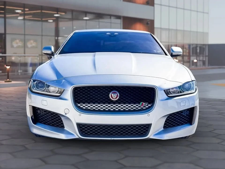 2018 Jaguar XE - Image 3 of 19