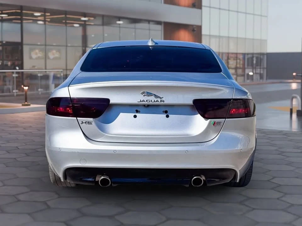 2018 Jaguar XE - Image 8 of 19