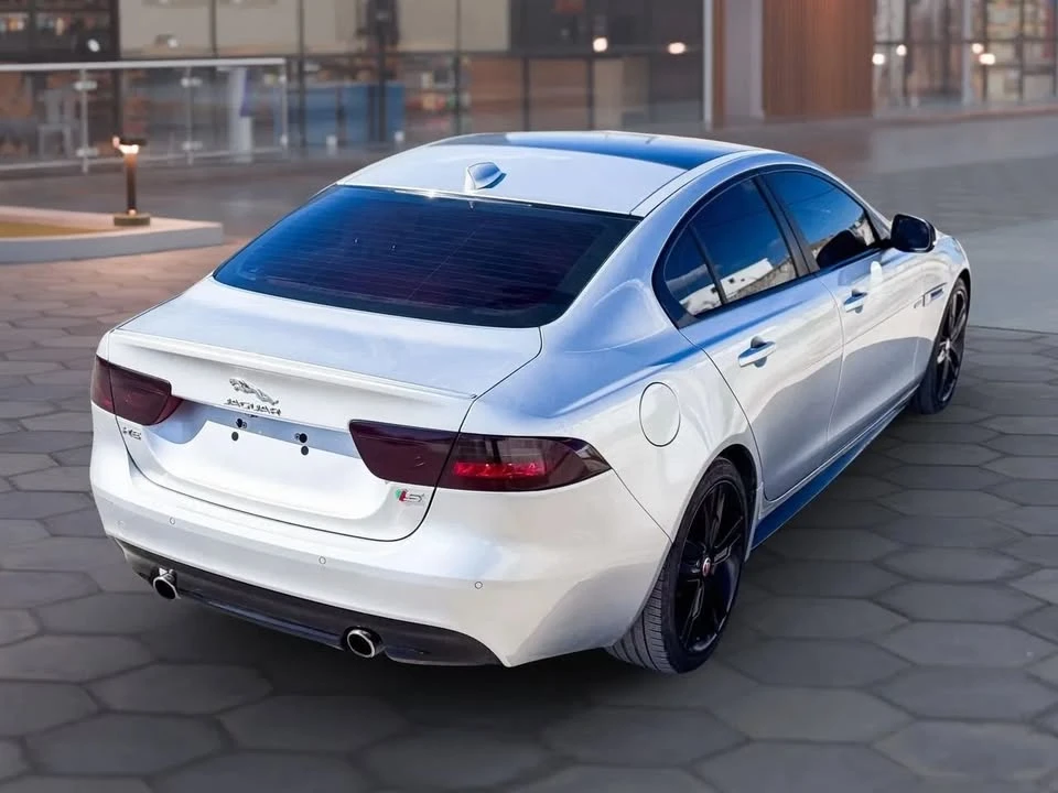 2018 Jaguar XE - Image 7 of 19