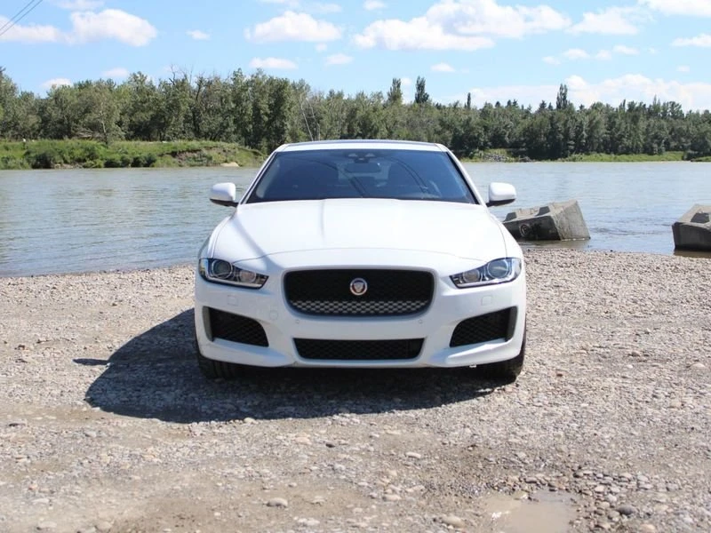 2018 Jaguar XE - Image 5 of 18