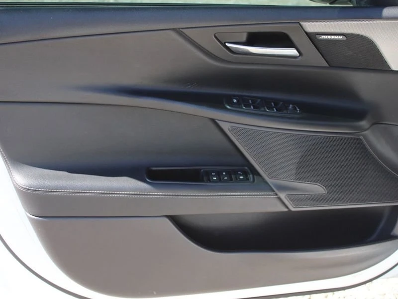 2018 Jaguar XE - Image 17 of 18