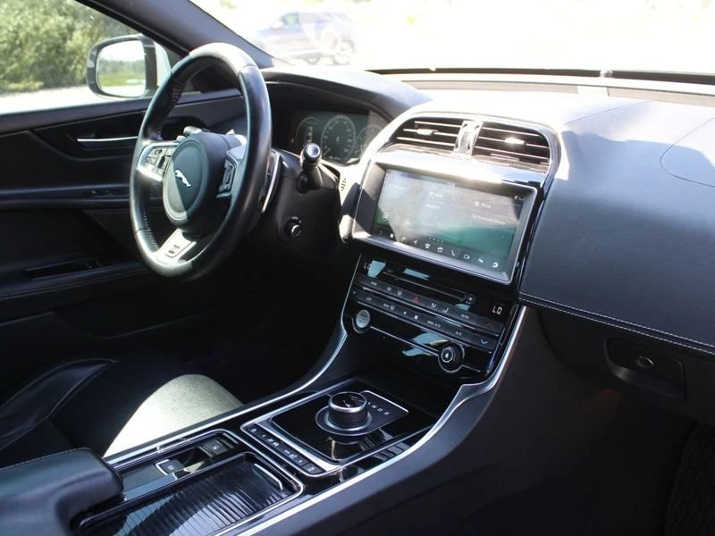 2018 Jaguar XE - Image 9 of 18