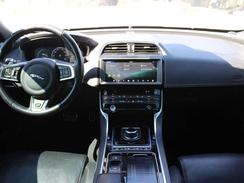 2018 Jaguar XE - Image 10 of 18