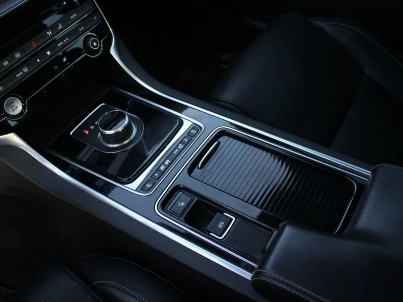2018 Jaguar XE - Image 13 of 18