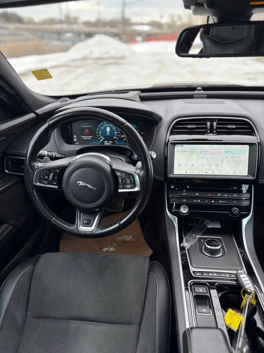 2018 Jaguar XE - Image 9 of 10