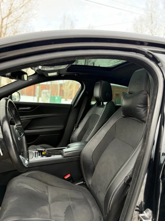 2018 Jaguar XE - Image 8 of 10