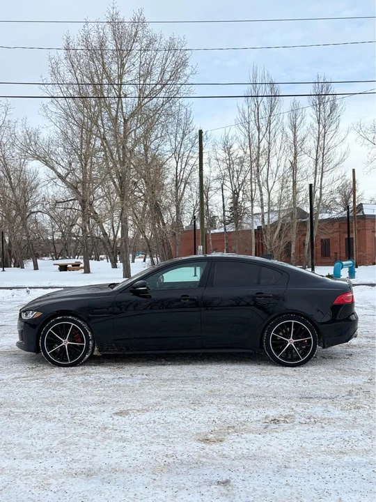 2018 Jaguar XE - Image 2 of 10