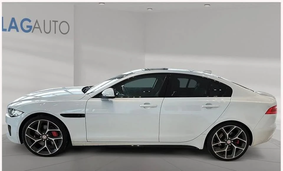 2018 Jaguar XE - Image 5 of 12