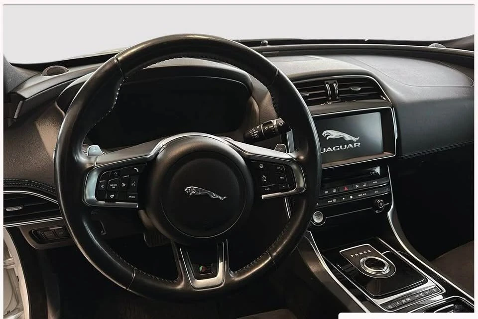 2018 Jaguar XE - Image 11 of 12