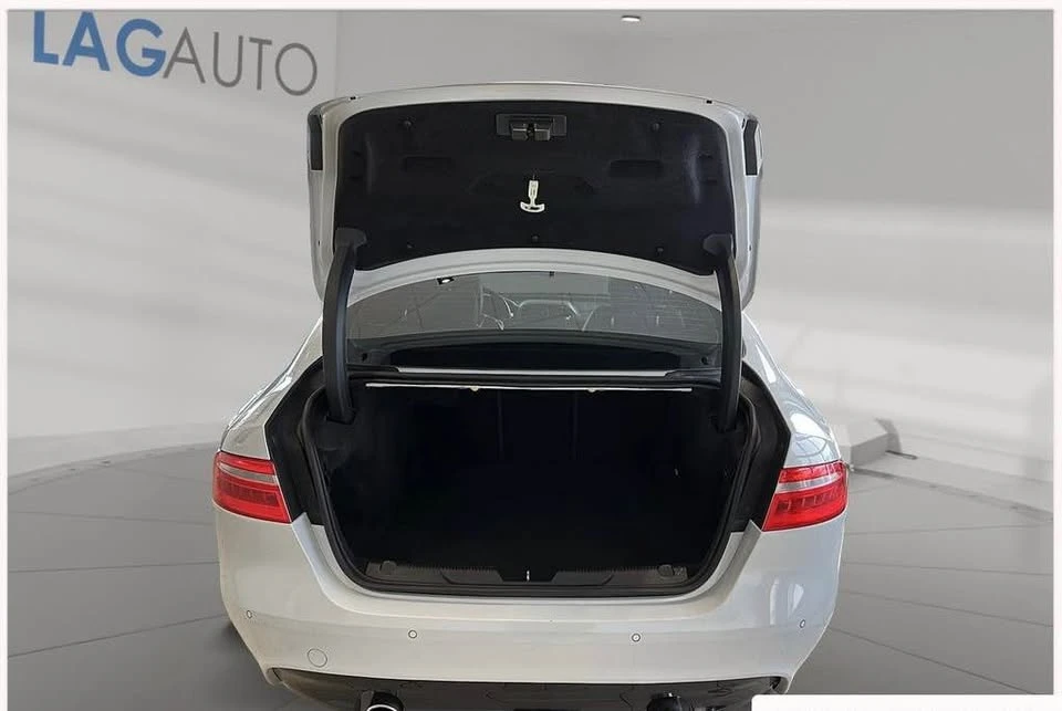 2018 Jaguar XE - Image 6 of 12