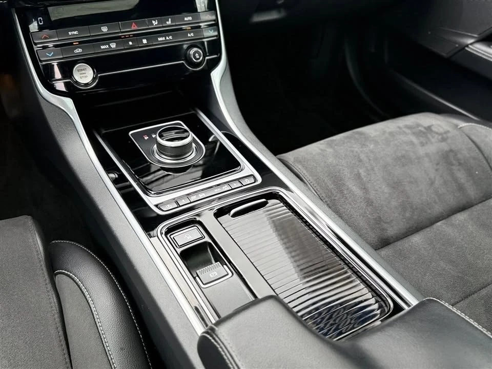 2018 Jaguar XE - Image 12 of 14