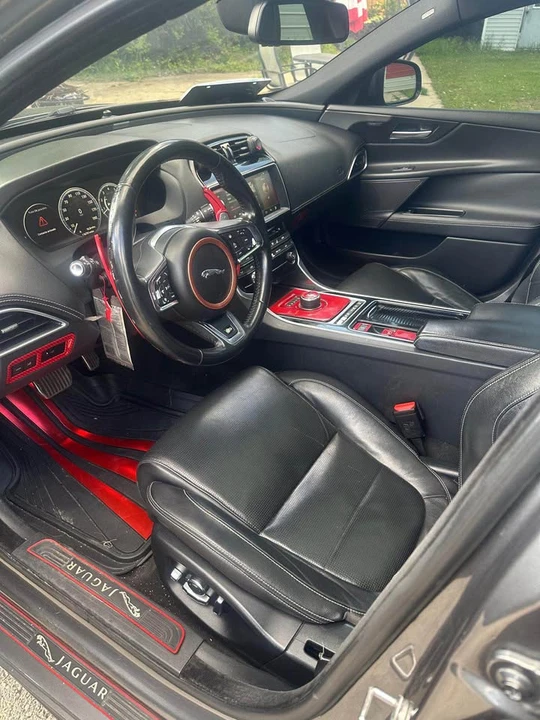 2018 Jaguar XE - Image 9 of 10