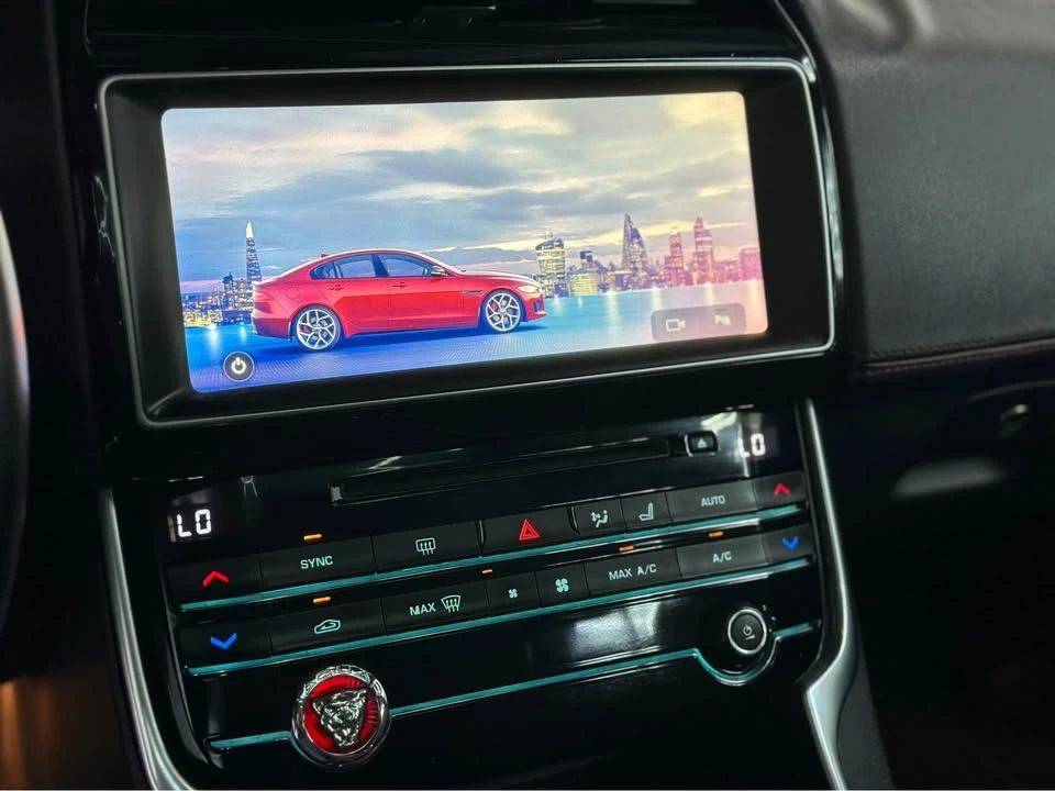 2018 Jaguar XE - Image 15 of 20
