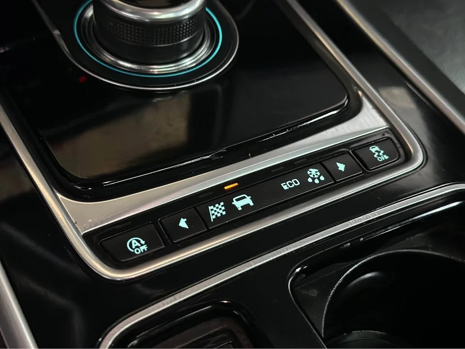 2018 Jaguar XE - Image 16 of 20