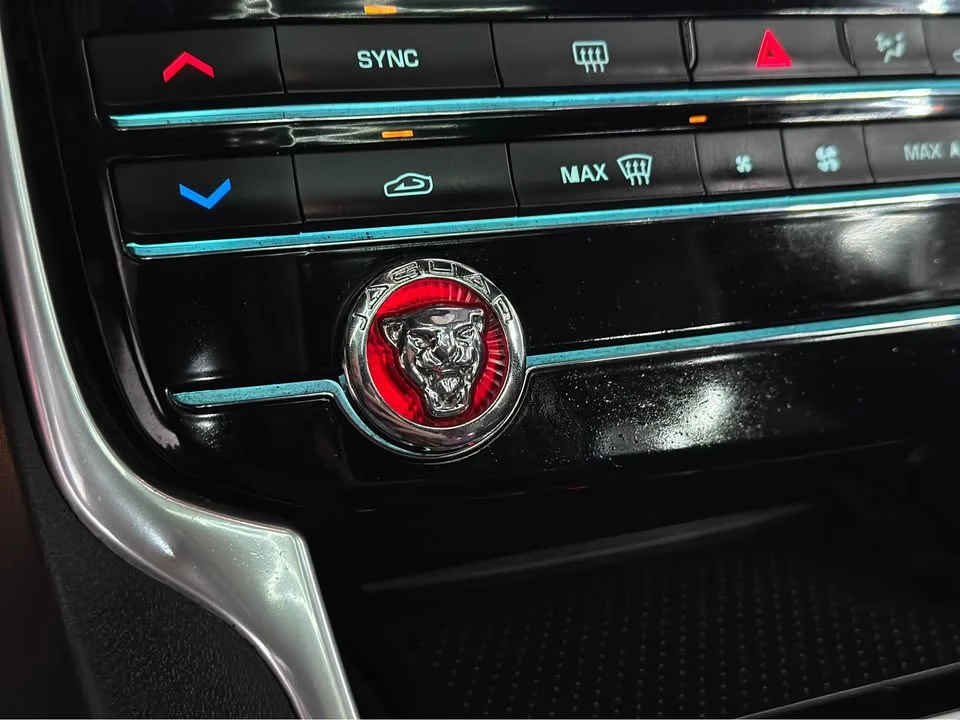 2018 Jaguar XE - Image 14 of 20