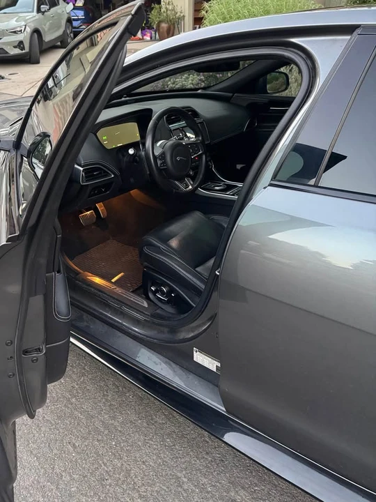2018 Jaguar XE - Image 6 of 14