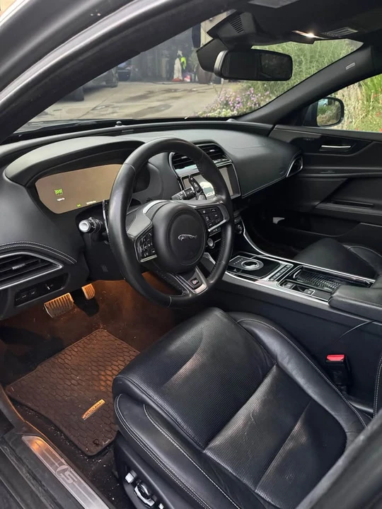 2018 Jaguar XE - Image 8 of 14