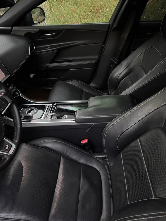 2018 Jaguar XE - Image 9 of 14