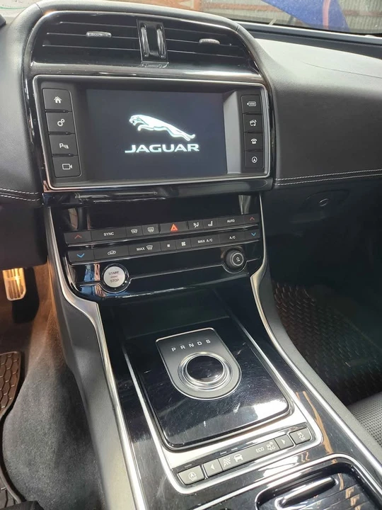 2018 Jaguar XE - Image 13 of 16