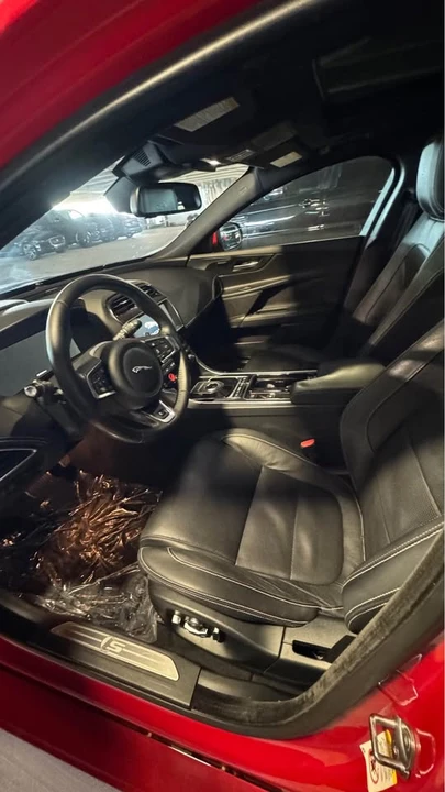 2018 Jaguar XE - Image 7 of 8