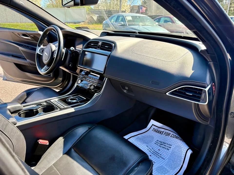 2018 Jaguar XE - Image 10 of 15