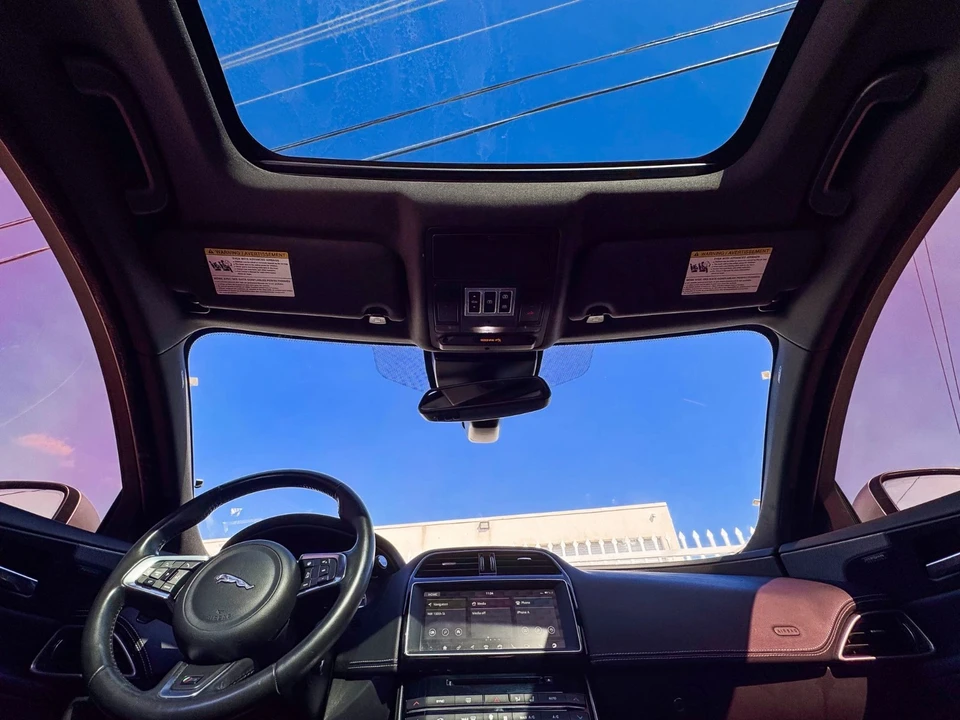 2018 Jaguar XE - Image 17 of 20