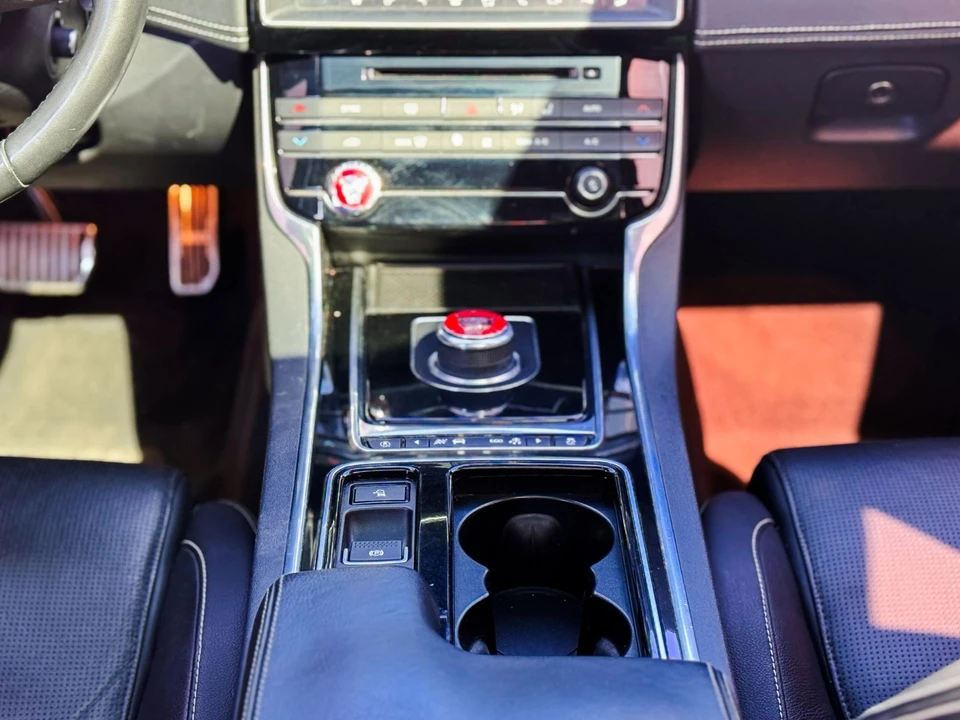2018 Jaguar XE - Image 16 of 20