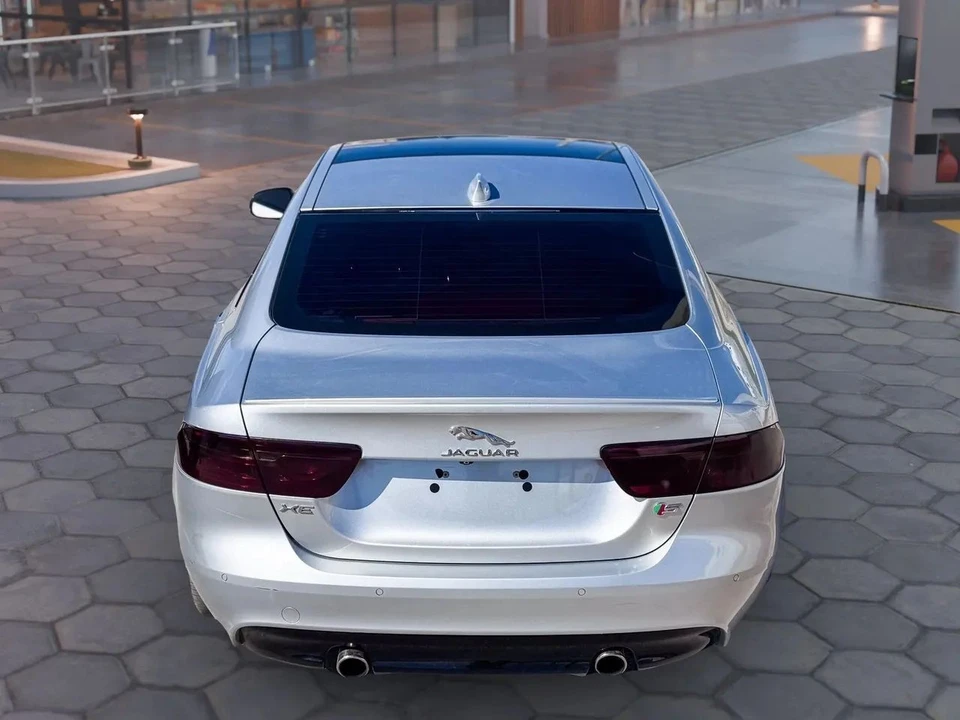 2018 Jaguar XE - Image 10 of 20