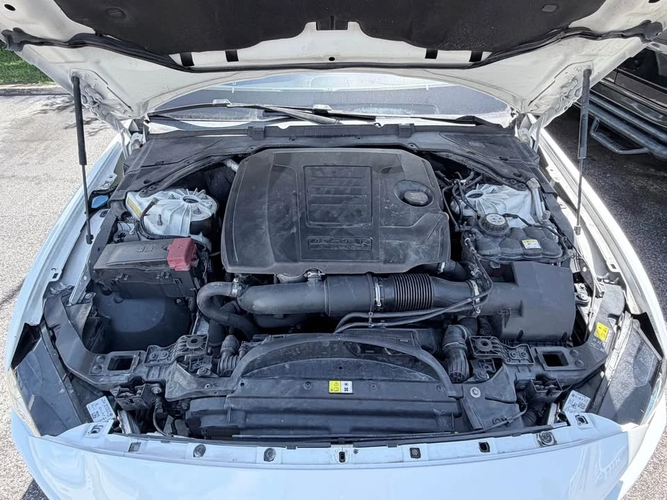 2018 Jaguar XE - Image 7 of 18