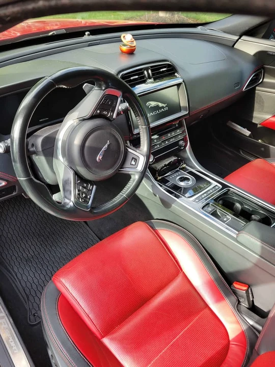 2018 Jaguar XE - Image 7 of 9