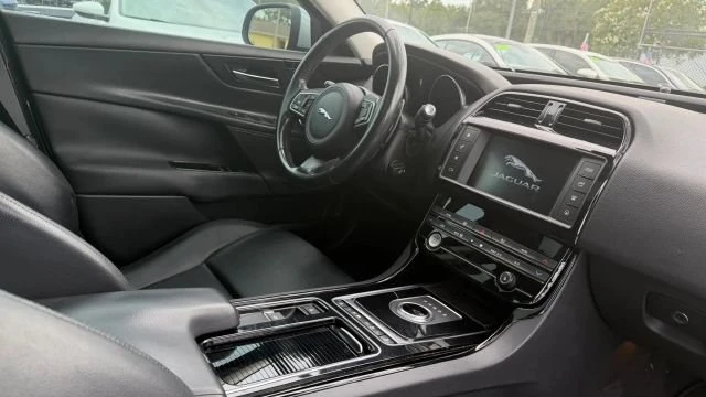 2018 Jaguar XE - Image 15 of 20