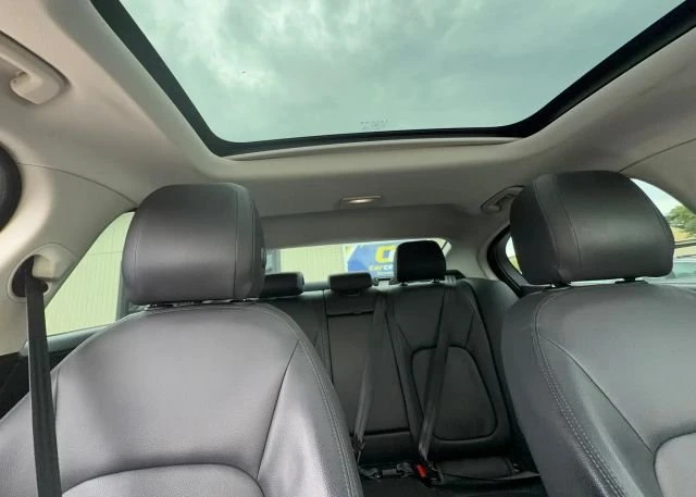 2018 Jaguar XE - Image 17 of 20
